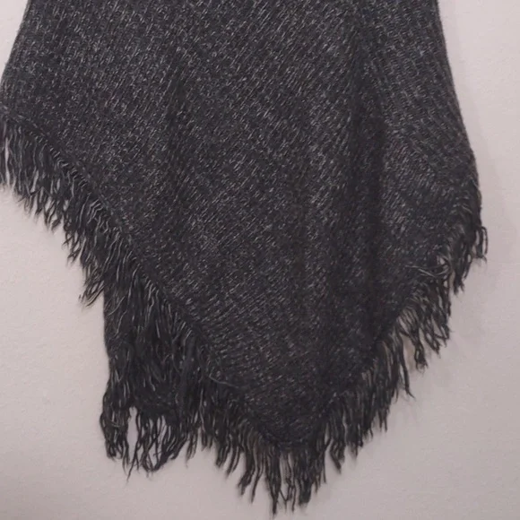 SLIGHTLY USED ONETHELAND PONCHO DARK GRAY SIZE MEDIUM 100% ACRYLIC - Picture 5 of 12